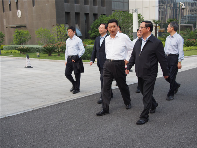 王正喜、周勇與昆山市委書記管愛國舉行工作會談