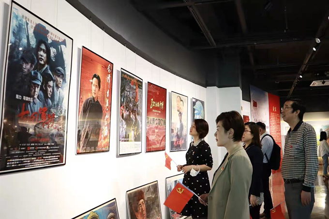 看海報(bào)、學(xué)黨史，健康產(chǎn)業(yè)公司黨總支組織參觀“紅色電影海報(bào)展”1_副本.jpg