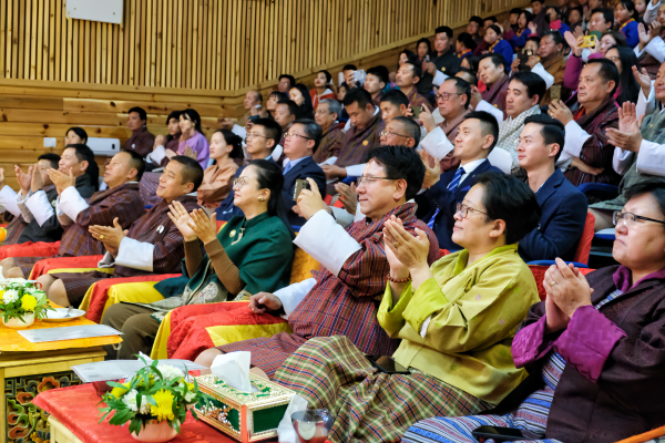 圖片2：嘉賓，駐印度使館臨時(shí)代辦馬珈、公使銜參贊王新明、國家委員會(huì)主席、國民議會(huì)議長等觀看演出_副本.png